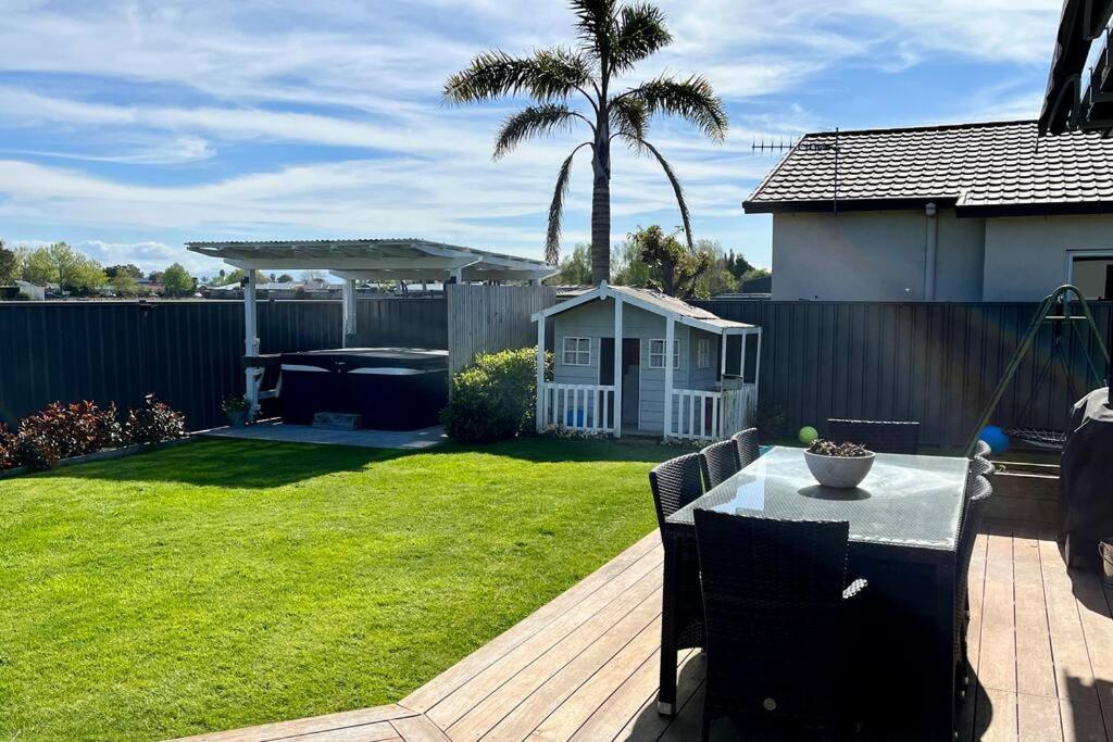 Sunny Delight In Clive Villa Exterior photo