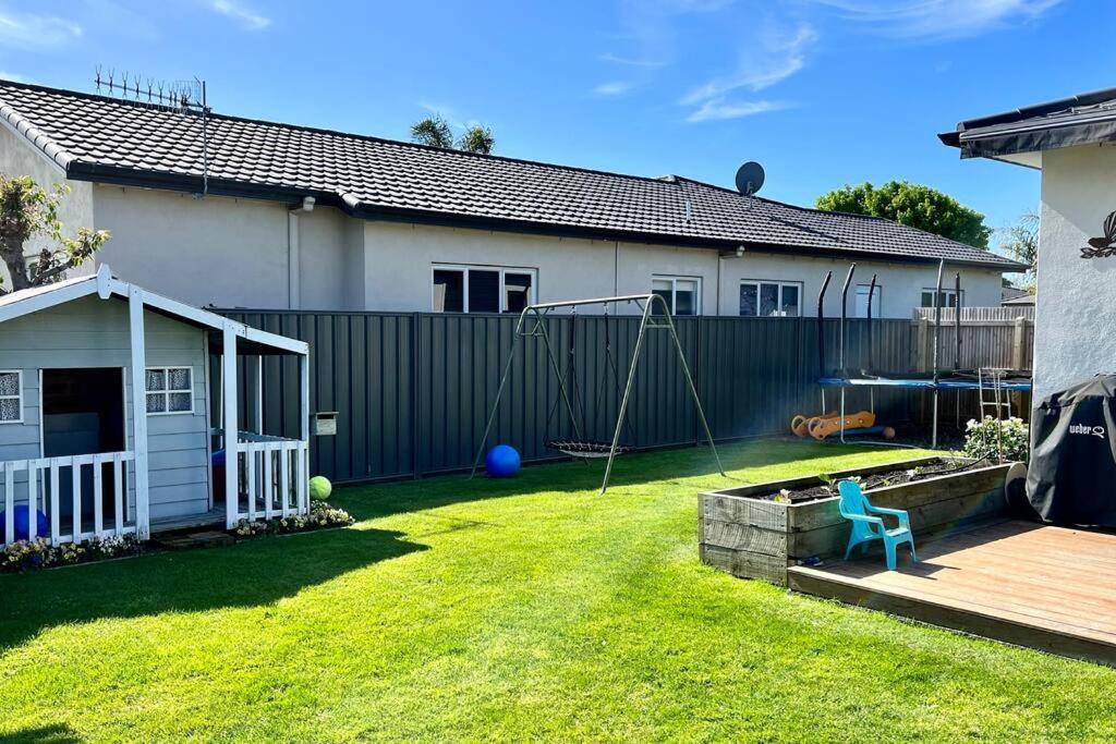 Sunny Delight In Clive Villa Exterior photo