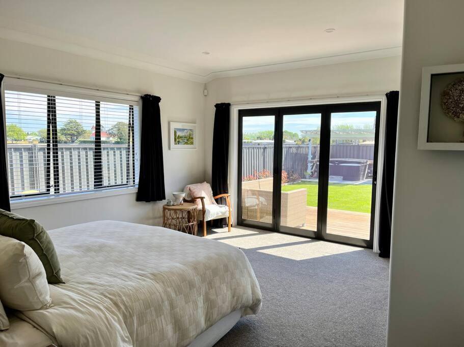 Sunny Delight In Clive Villa Exterior photo